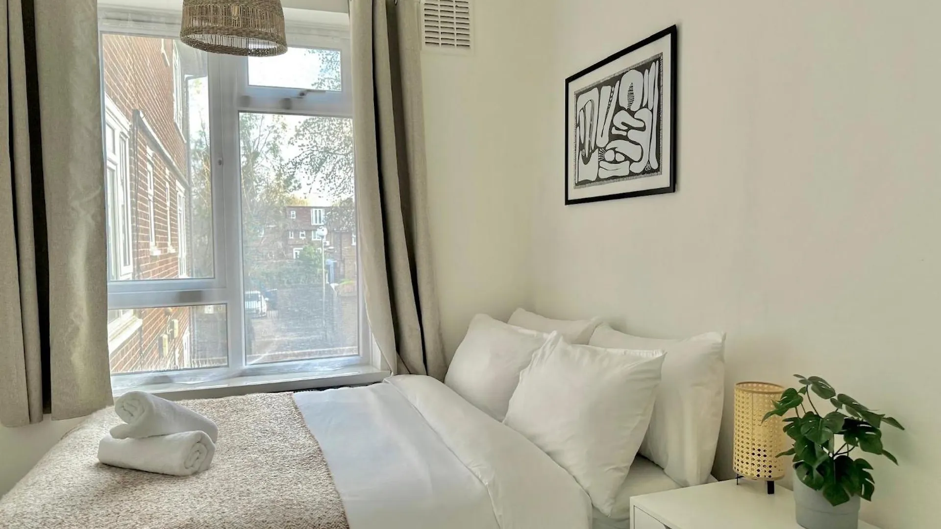 Your Cosy Get-Away 5 Minutes From Canning Town Station, Near Excel & O2 London Apartment